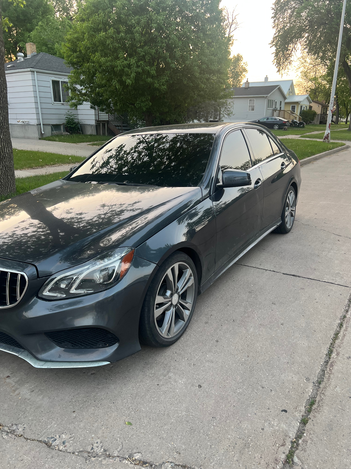 Evening tint shot on the Benz with that smooth reflection.